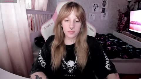 Snapshot of rapunzel_cute chatting on 05-12-26, 01:30 Rapunzel online show from 05-12-26, 01:30