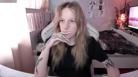 Snapshot of rapunzel_cute chatting on 06-01-26, 01:13 Rapunzel online show from 06-01-26, 01:13