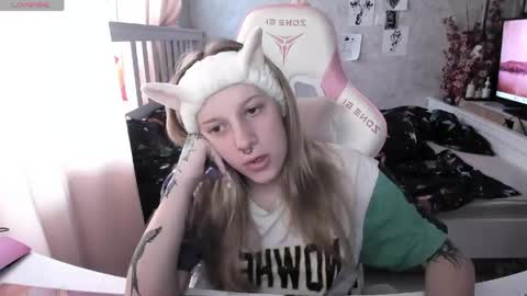 Snapshot of rapunzel_cute chatting on 06-08-26, 01:22 Rapunzel online show from 06-08-26, 01:22