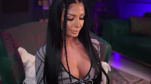 Snapshot of raquellevon chatting on 12-28-24, 07:11 Raquelle online show from 12-28-24, 07:11