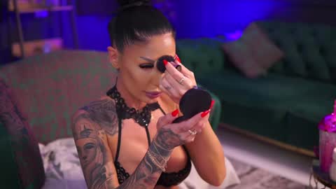 Snapshot of raquellevon chatting on 01-25-25, 12:48 Raquelle online show from 01-25-25, 12:48