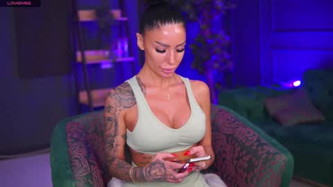 Snapshot of raquellevon chatting on 01-27-25, 05:48 Raquelle online show from 01-27-25, 05:48