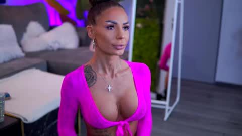 Snapshot of raquellevon chatting on 11-18-25, 04:28 Raquelle online show from 11-18-25, 04:28