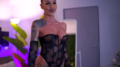 Snapshot of raquellevon chatting on 11-23-25, 04:45 Raquelle online show from 11-23-25, 04:45