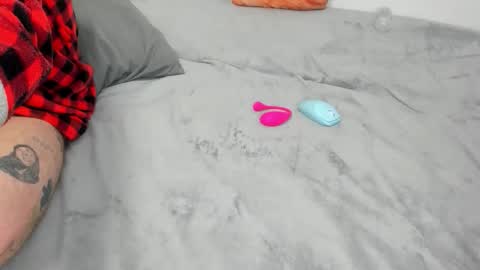 Snapshot of raveneusbiter chatting on 12-21-25, 01:13 Raveneusbiter online show from 12-21-25, 01:13