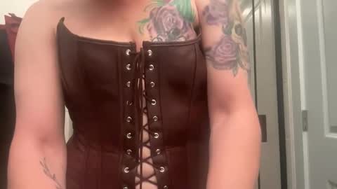 Snapshot of ravenrayyy chatting on 04-18-26, 05:11 Raven Ray online show from 04-18-26, 05:11