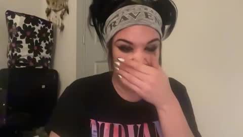 Snapshot of ravenrayyy chatting on 04-22-26, 04:59 Raven Ray online show from 04-22-26, 04:59