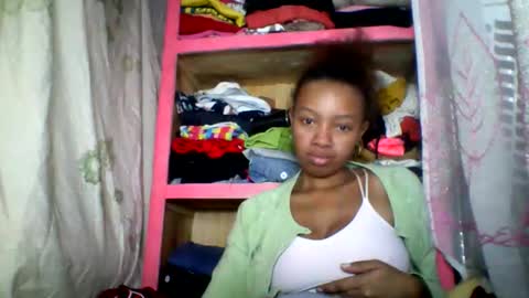 Snapshot of rayana_69 chatting on 06-11-26, 04:05 rayana_69 online show from 06-11-26, 04:05