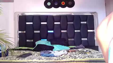 Snapshot of raydevil_ chatting on 01-27-25, 04:54 Rayn online show from 01-27-25, 04:54