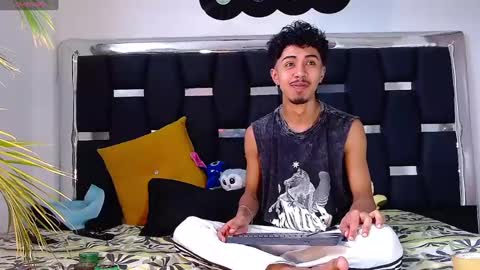 Snapshot of raydevil_ chatting on 01-31-25, 03:44 Rayn online show from 01-31-25, 03:44