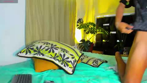 Snapshot of raydevil_ chatting on 02-21-25, 08:05 Rayn online show from 02-21-25, 08:05