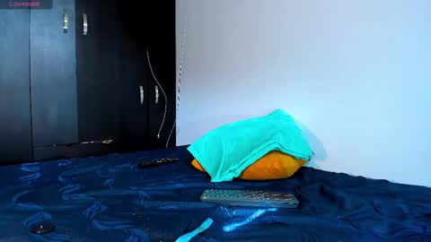 Snapshot of raydevil_ chatting on 03-02-25, 03:05 Rayn online show from 03-02-25, 03:05