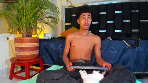 Snapshot of raydevil_ chatting on 03-08-25, 09:06 Rayn online show from 03-08-25, 09:06