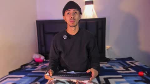 Snapshot of raydevil_ chatting on 10-13-25, 01:27 Rayn online show from 10-13-25, 01:27