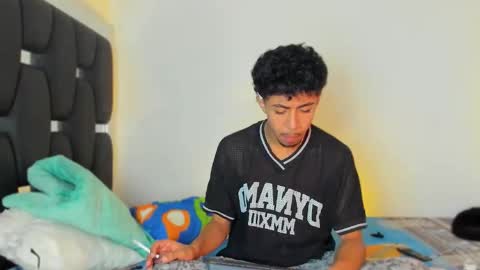 Snapshot of raydevil_ chatting on 10-28-25, 07:05 Rayn online show from 10-28-25, 07:05