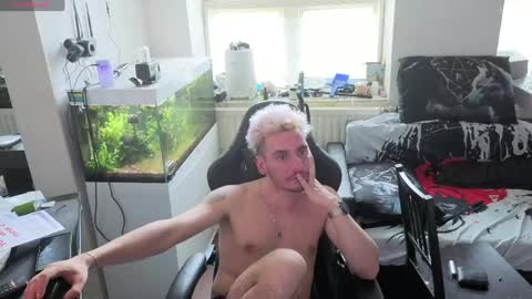 Rayzel online show from 04-16-26, 03:24