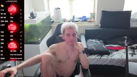 Snapshot of rayzel_white chatting on 05-10-26, 11:37 Rayzel White online show from 05-10-26, 11:37