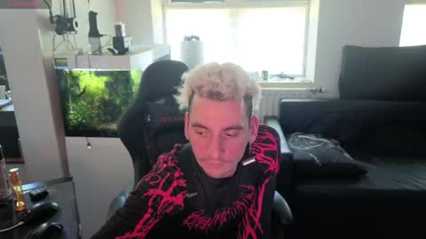 Snapshot of rayzel_white chatting on 05-30-26, 12:35 Rayzel White online show from 05-30-26, 12:35