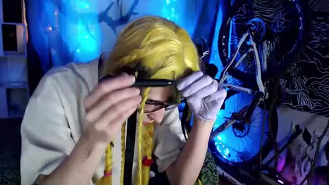 Snapshot of raziel_haze chatting on 01-24-25, 10:32 Yrriel Strife Candy-Demon Caveboy mr. Cringe online show from 01-24-25, 10:32