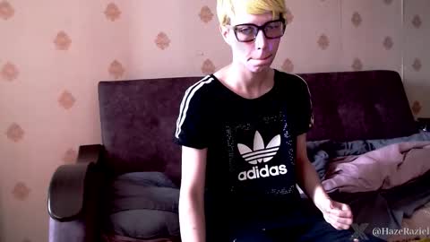 Snapshot of raziel_haze chatting on 09-17-25, 09:33 Yrriel Strife Candy-Demon Caveboy mr. Cringe online show from 09-17-25, 09:33