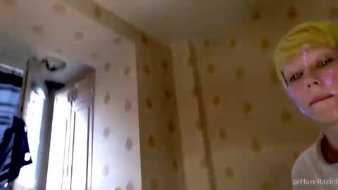 Snapshot of raziel_haze chatting on 09-18-25, 05:20 Yrriel Strife Candy-Demon Caveboy mr. Cringe online show from 09-18-25, 05:20