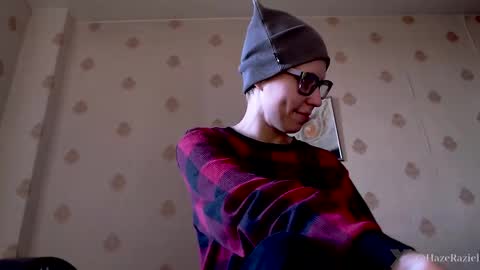 Snapshot of raziel_haze chatting on 09-19-25, 02:40 Yrriel Strife Candy-Demon Caveboy mr. Cringe online show from 09-19-25, 02:40