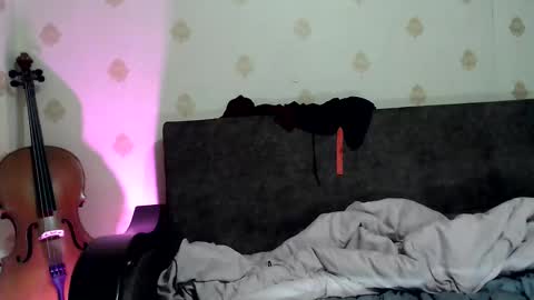 Snapshot of raziel_haze chatting on 12-19-25, 02:29 Yrriel Strife Candy-Demon Caveboy mr. Cringe online show from 12-19-25, 02:29