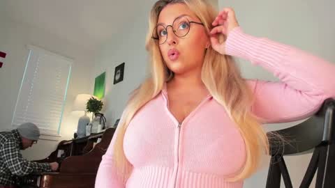 Snapshot of realtoxxxmaria chatting on 12-21-25, 09:11 Maria Realto online show from 12-21-25, 09:11