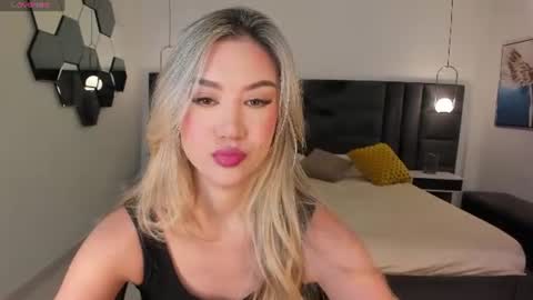 Snapshot of rebeccahudson_ chatting on 06-17-26, 07:04 Rebe online show from 06-17-26, 07:04