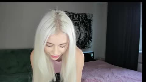 Snapshot of red_qwe chatting on 11-03-25, 08:59 Erika online show from 11-03-25, 08:59