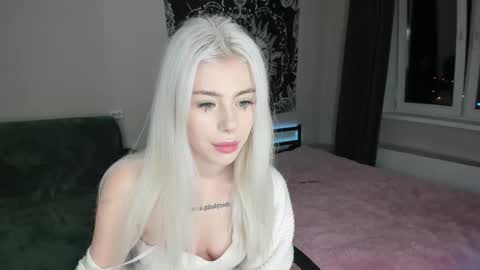 Snapshot of red_qwe chatting on 11-04-25, 03:33 Erika online show from 11-04-25, 03:33