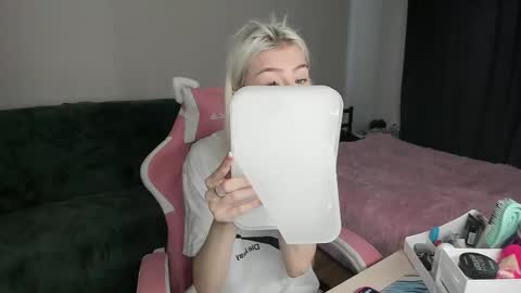 Snapshot of red_qwe chatting on 11-26-25, 06:36 Erika online show from 11-26-25, 06:36