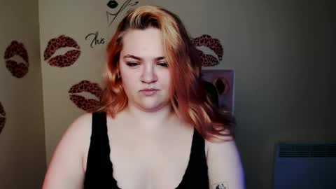 Snapshot of redhotqueen1 chatting on 06-10-26, 06:07 Rina online show from 06-10-26, 06:07