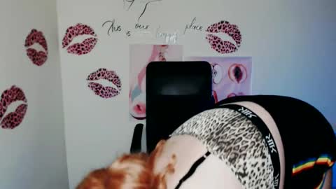 Snapshot of redhotqueen1 chatting on 06-11-26, 12:32 Rina online show from 06-11-26, 12:32