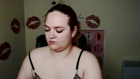 Snapshot of redhotqueen1 chatting on 06-11-26, 05:27 Rina online show from 06-11-26, 05:27