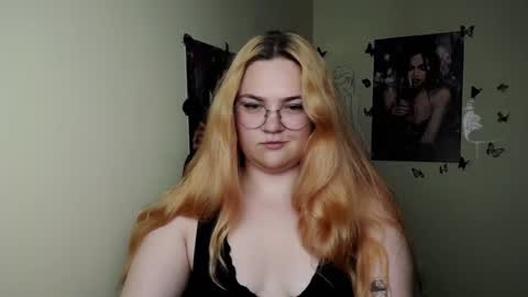 Snapshot of redhotqueen1 chatting on 06-17-26, 12:07 Rina online show from 06-17-26, 12:07