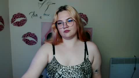 Snapshot of redhotqueen1 chatting on 06-24-26, 06:29 Rina online show from 06-24-26, 06:29