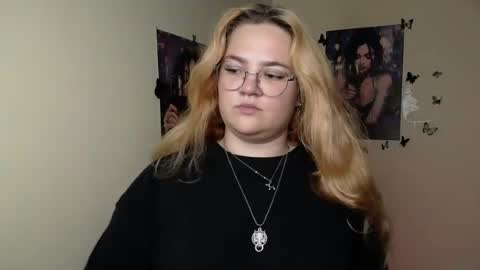 Snapshot of redhotqueen1 chatting on 07-03-26, 06:03 Rina online show from 07-03-26, 06:03