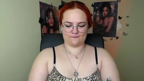 Snapshot of redhotqueen1 chatting on 07-08-26, 12:09 Rina online show from 07-08-26, 12:09