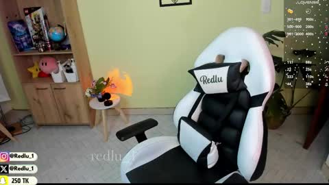 Snapshot of redlu_1 chatting on 02-14-25, 11:31 Lu Independiet model online show from 02-14-25, 11:31