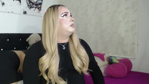 Snapshot of redvelvett22 chatting on 11-10-25, 03:27 redvelvett22 online show from 11-10-25, 03:27