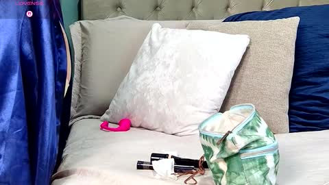 Yanella online show from 10-25-25, 11:07