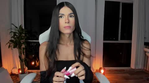 Snapshot of reichel_gray chatting on 02-18-25, 02:16 REICHEL online show from 02-18-25, 02:16