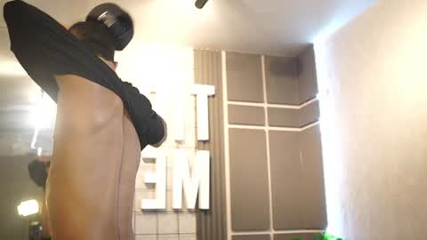 Snapshot of reik_von chatting on 06-22-26, 12:46 Reik online show from 06-22-26, 12:46