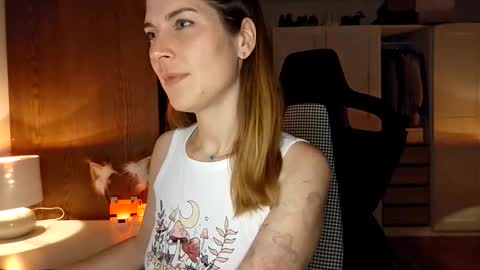 Snapshot of reileyfoxx chatting on 05-26-26, 06:37 Reiley online show from 05-26-26, 06:37