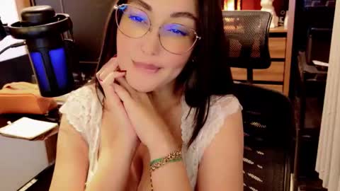 Snapshot of renata100 chatting on 05-30-26, 07:33 Amelie online show from 05-30-26, 07:33