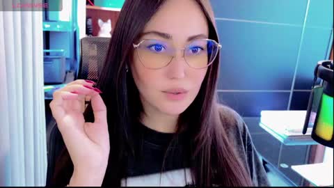 Snapshot of renata100 chatting on 05-31-26, 04:03 Amelie online show from 05-31-26, 04:03