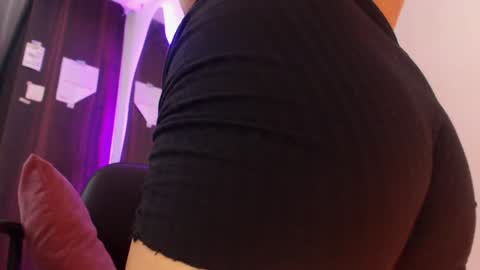 Snapshot of renata_ruiz chatting on 01-30-25, 04:27 online show from 01-30-25, 04:27