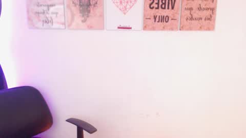 Snapshot of renata_ruiz chatting on 02-21-25, 03:23 online show from 02-21-25, 03:23