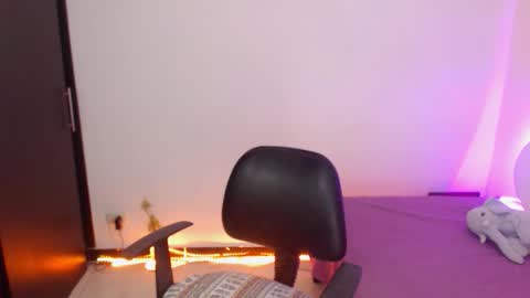 Snapshot of renata_ruiz chatting on 10-17-25, 03:42 online show from 10-17-25, 03:42